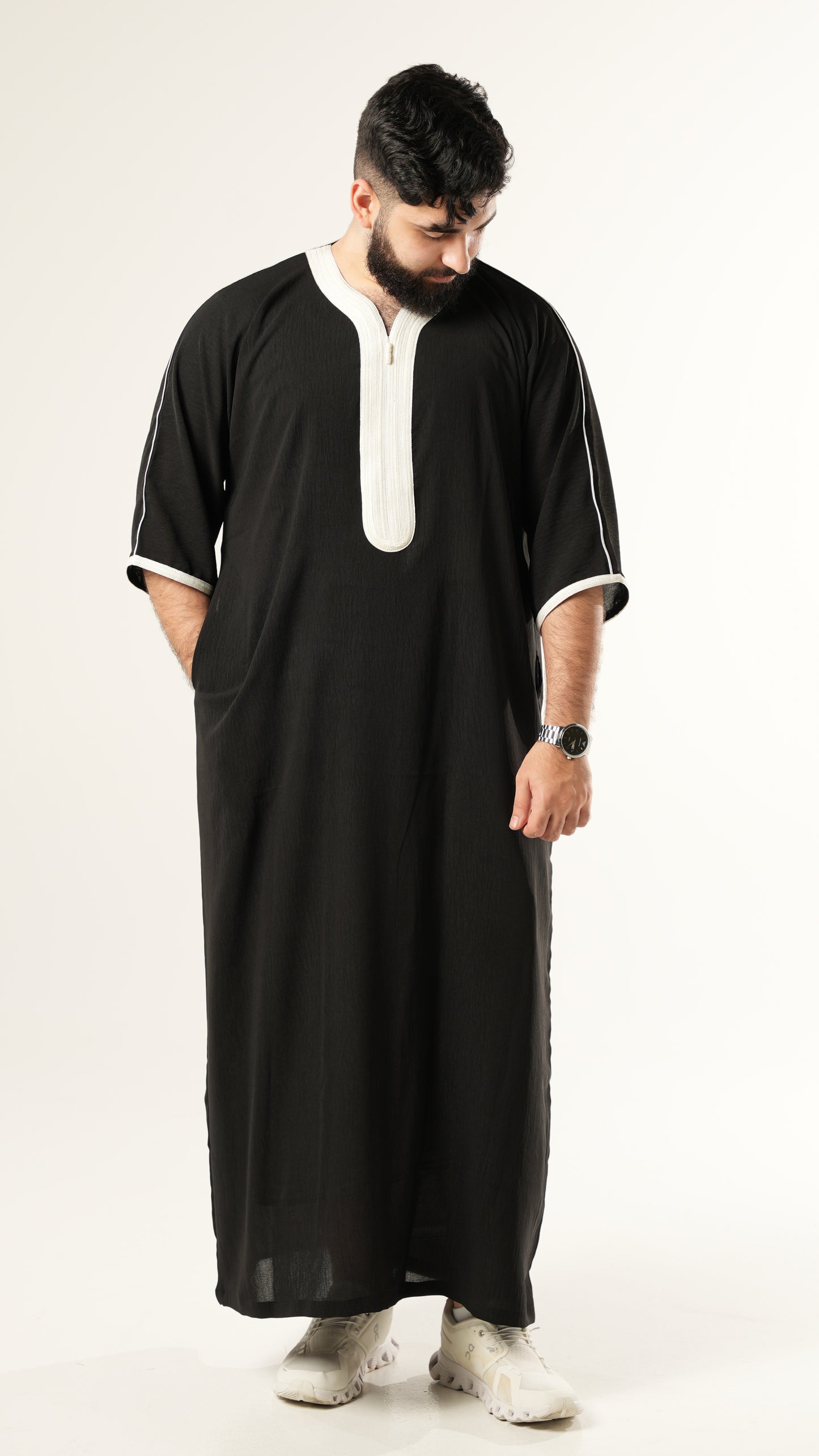 ثوب أسود وأبيض
