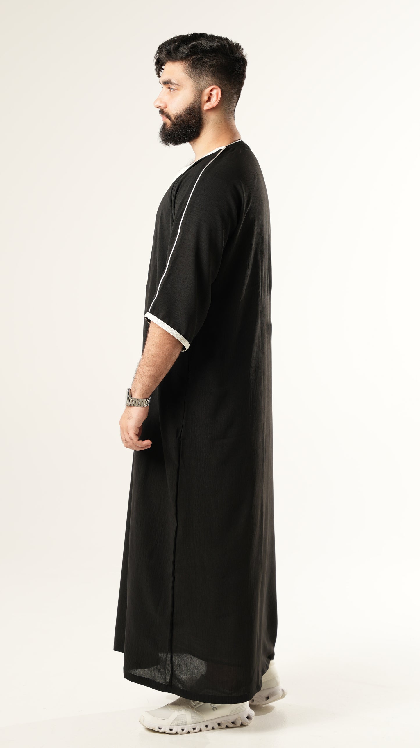 ثوب أسود وأبيض