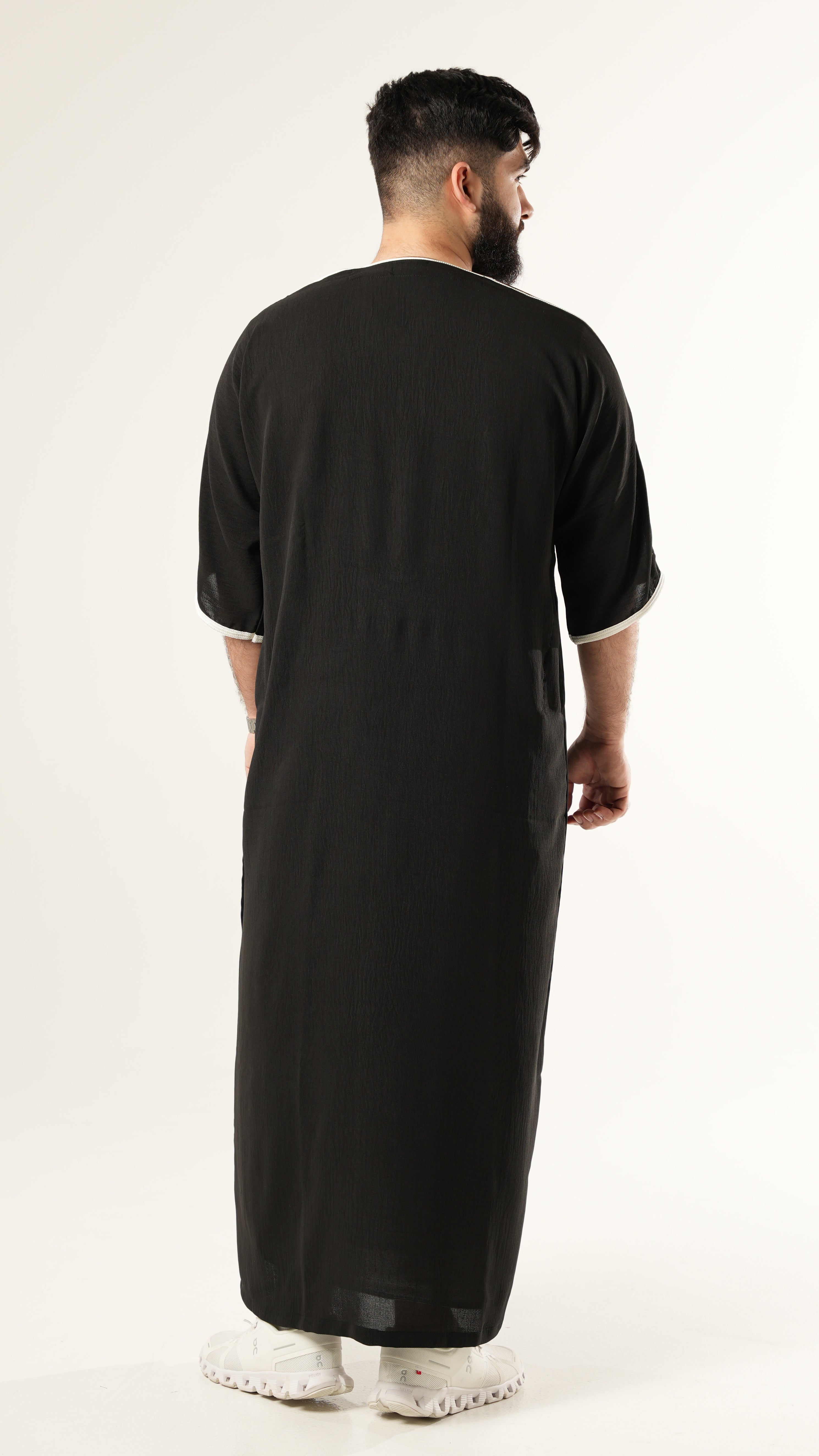 ثوب أسود وأبيض