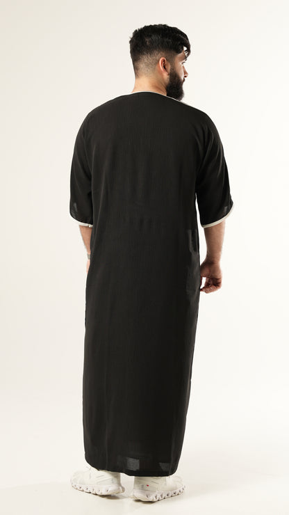 ثوب أسود وأبيض